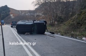 Eκτροπή αυτοκινήτου με τραυματισμό οδηγού έξω από την Καλαμπάκα